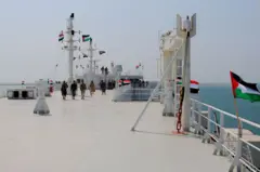 رفع الأعلام الفلسطينية واليمنية على "جالاكسي ليدر" بعد سيطرة الحوثيين عليها
