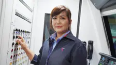 วันสตรีสากล : รู้จักคนขับรถไฟฟ้าบีทีเอสหญิงรุ่นแรก ๆ ของเมืองไทย