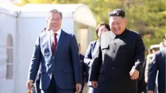 북한을 방문한 문재인 대통령이 2018년 9월 20일 삼지연초대소에서 김정은 국무위원장과 산책을 하며 대화하고 있다.