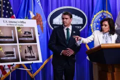 সন্দেহভাজন ব্যক্তির বিরুদ্ধে যেসব অভিযোগ আনা হয়েছে তা বর্ণনা করছেন কর্মকর্তারা