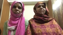 نسرین انصاری (سمت چپ) و مادرش نور جهان انصاری چند روز گذشته را در یک پناهگاه سپری کرده‌اند