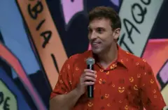 Leo Lins com microfone em show de stand-up