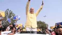 মনীষ শিশোদিয়া। সিবিআই দপ্তরে যাওয়ার পথে 