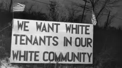 Un aviso dispuesto en Detroit (Michigan) en 1942 frente a un proyecto de vivienda social que dice "Queremos inquilinos blancos en nuestra comunidad blanca".