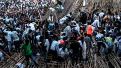 ኣብ ጎንደር በዓል ጥምቀት እናተኸበረ ከሎ ዝፈረሰ መድረኽ