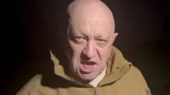 Homem idoso russo careca com um fundo escuro