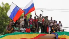 Kanali Assimi Goïta alipotwaa mamlaka nchini Mali mwaka 2021 katika mapinduzi, wafuasi wake walipeperusha bendera za Urusi. 