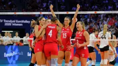 Türkiye oyuncuları, 24 Ağustos 2026 tarihinde Türkiye'nin İstanbul kentindeki Sinan Erdem Spor Salonu'nda oynanan CEV Trendyol EuroVolley 2026 A Grubu Türkiye-Macaristan karşılaşmasında bir sayı kazandıktan sonra sevinç yaşıyor.