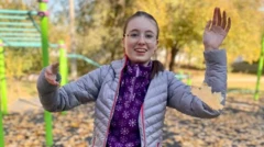 Девочка с поднятыми руками