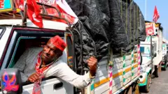 மும்பையிலும் திரண்டனர் விவசாயிகள்: மகாராஷ்டிரம் முழுவதிலும் இருந்து பேரணியாக வந்தனர்