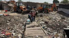 ஆமதாபாத்: இரவு முழுவதும் நூற்றுக்கணக்கான வீடுகளை இடித்த புல்டோசர்கள்; எந்த அடிப்படையில் இந்த நடவடிக்கை எடுக்கப்படுகிறது, காவல்துறை என்ன சொல்கிறது?