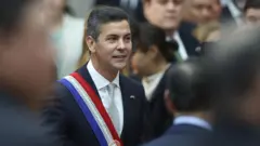 El presidente de Paraguay, Santiago Peña, con una banda presidencial con los colores de su bandera cruzada.