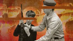 Menino com uniforme escolar segura uma espingarda, com um adolescente mais velho com uniforme militar e boina ao seu lado. Seus olhos não são exibidos para proteger suas identidades.