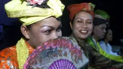 Les Bissu sont considérés comme des êtres spirituels qui incarnent à la fois le pouvoir masculin et féminin.