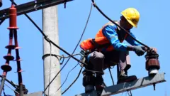 Pekerja melakukan pembenahan jaringan listrik di kawasan perkantoran di depan Balai Kota Malang, Jawa Timur, Rabu (22/06)