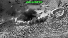 دخان يتصاعد من انفجار في مكان غير معروف، خلال ما تقول القيادة المركزية الأمريكية (CENTCOM) إنها ضربات على إيران، في هذه الصورة الملتقطة على الشاشة مأخوذة من مقطع فيديو تم نشره في 14 يوليو، 2026. 