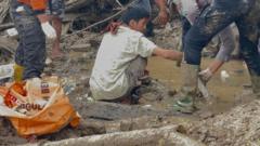 mama-saya-meninggal-dalam-keadaan-salat-akhir-perjuangan-anak-mencari-sang-ibu-yang-hilang-di-tengah-banjir-bandang-sumbar