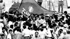 1989년 임수경 씨가 불법 방북 후 판문점을 통해 귀환하고 있다.