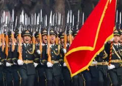 Integrantes da guarda de honra do Exército de Libertação Popular da China