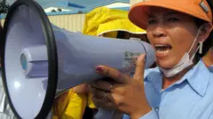 Obinrin to gbe ẹrọ gbohungbohun dani