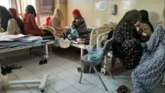 Awọn obinrin mẹrin lori bẹẹdi to wa fun enikan ṣoṣo.