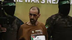 Eli Sharabi entre dos milicianos de Hamás. 