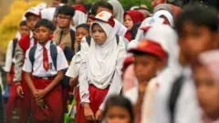 Siswa diantar orangtuanya saat mengikuti Masa Pengenalan Lingkungan Sekolah (MPLS) di Sekolah Rakyat Menengah Pertama 10 Bogor, Sentra Terpadu Inten Soeweno (STIS), Cibinong, Kabupaten Bogor, Jawa Barat, Senin (14/7/2025)