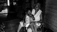 Avó com a neta na província cubana de Cienfuegos, em 1994