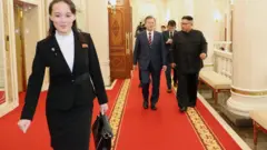 남북 정상회담장에서 김여정 노동당 정치국 후보위원이 앞서 걷고 있다