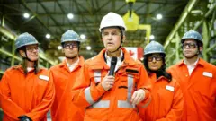 2025年3月12日水曜日、カナダのオンタリオ州ハミルトンにあるArceormittal DofascoのSiderúrgic植物でマークカーニー。