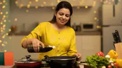 स्वयंपाकघरात काम करणारी महिला