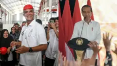 Calon Presiden Ganjar Pranowo (kiri) saat berkampanye di Demak pada Selasa (02/01), dan Presiden Joko Widodo (kanan) saat kunjungan kerja di Purwokerto, Jawa Tengah pada hari yang sama