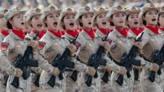 चीनी महिला सैनिक