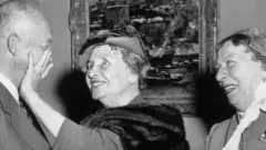 هيلين كيلر مع الرئيس الأمريكي السابق أيزنهاور