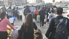 trabajadores caminando a su casa desde la fábrica