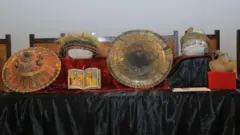 ዘውዶች፣ ጋሻዎች እና ሥዕሎች