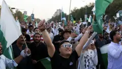 تجمعت الحشود في إسلام آباد بعد إعلان وقف إطلاق النار