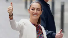 La presidenta de México muestra su dedo entintado tras votar en las inéditas elecciones de jueces. 