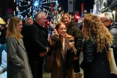 Ana Corina Machado (ao centro) conversa com pessoas em rua de Oslo; ela receberá o prêmio em nome da mãe