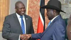 Shugaba Salva Kiir (sanye da malafa) yana gaisawa da Riek Machar kafin wata tattawa a Juba