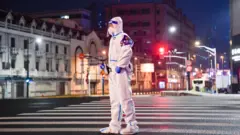 4月封城期間上海空蕩的街頭。