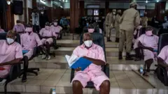 Paul Rusesabagina (iburyo) na Callixte Nsabimana (ibumoso) bafatwa nk'abingenzi muri uru rubanza