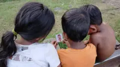 සිය පියා මිය ගොස් ඇති බව නොදත් දරුවන්