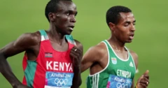 በአቴንስ ኦሎምፒክ በ5,000 ሜትር ኪፕቾጌ ነሐስ ሲያገኝ ቀነኒሲሳ ብር አግኝቷል። 