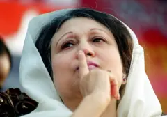 बांग्लादेश की पूर्व प्रधानमंत्री ख़ालिदा ज़िया का 80 वर्ष की उम्र में निधन हो गया. वो लंबे समय से बीमार चल रही थीं. जानिए कैसा था ख़ालिदा ज़िया का बांग्लादेश की पहली महिला प्रधानमंत्री बनने का सफ़र.