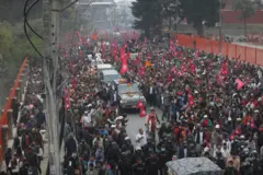 पूर्वराजा ज्ञानेन्द्र शाह पोखराबाट काठमाण्डू फर्किएपछि उनको 'स्वागत'मा देखिएका जनता