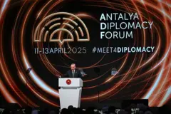 Cumhurbaşkanı Erdoğan, Antalya Diplomasi Forumu logosu önünde konuşurken