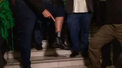 Tornozeleira eletrônica sendo exibida por Jair Bolsonaro.