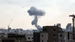Fumaça é vista durante um ataque com mísseis do Irã contra Israel, em meio ao conflito Irã-Israel, em Tel Aviv, Israel, 22 de junho de 2025.