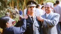 पासिंग आउट परेडदरम्यान कॅप्टन सौरभ कालिया आपल्या आई-वडिलांसोबत.
